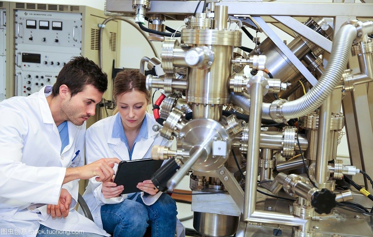 研究人員。表面光譜儀,光電子能譜學,俄歇電子能譜學,aesvg科學自動扶梯200d表面分析設備。技術服務行業。tecnaliaresearch&innovationdonostiasansebastiangipuzkoabasquecountry,西班牙。